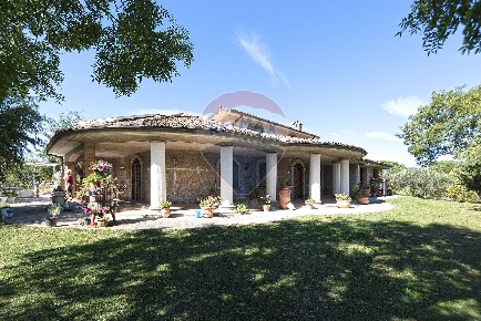 Foto Villa singola in Via dei Cerri, Vitorchiano di 480 m² con 10 locali