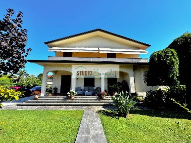 Foto Villa unifamiliare in via olmi, Forte dei Marmi di 260 m² in vendita