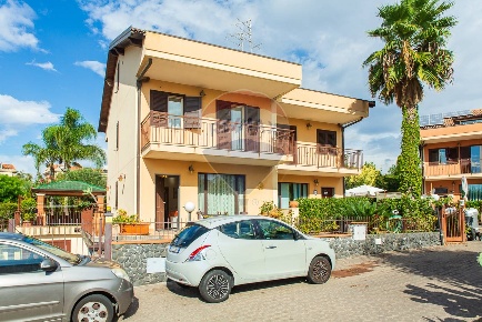 Foto Villa bifamiliare in VIA CAPOMULINI, Acireale di 160 m² con 6 locali