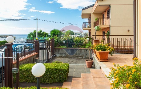 Foto Villa bifamiliare in VIA CAPOMULINI, Acireale di 160 m² con 6 locali