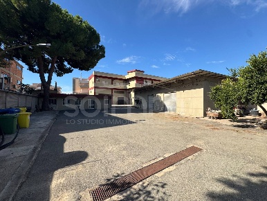 Foto Capannone industriale a Cagliari Marconi di 700 m² con 10 locali