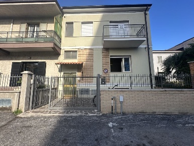 Foto Case semi ndipendenti a Teramo Centro di 149 m² con 4 locali