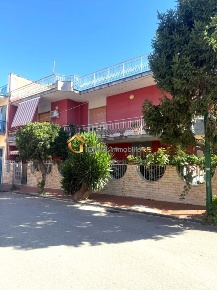 Foto Villa unifamiliare a Casoria Centro di 230 m² con 11 locali in vendita