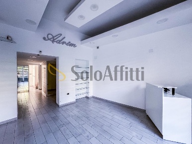 Foto Locale commerciale in Via Maurizio De Vito Piscicelli, Napoli Arenella