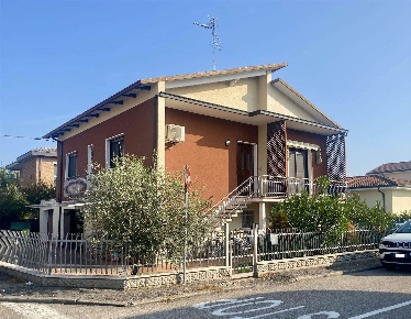 Foto Casa indipendente a Gonzaga Bondeno di 190 m² con 5 locali in vendita