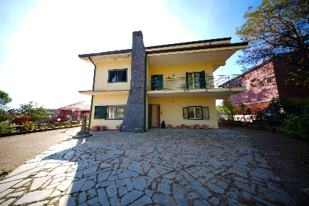 Foto Villa unifamiliare in VIA SERRA  21, Pedara Centro di 334 m²