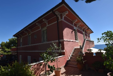 Foto Appartamento a Imperia Porto Maurizio di 51 m² con 4 locali in vendita