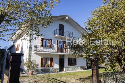 Foto Casa indipendente a Spigno Monferrato di 280 m² con 10 locali