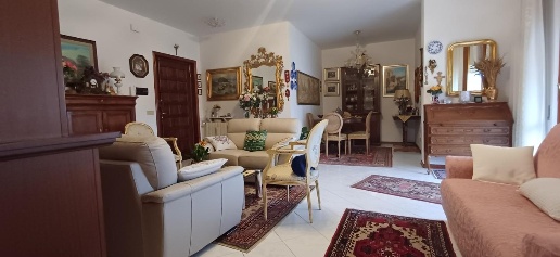 Foto Appartamento a Massa Centro di 100 m² con 5 locali in vendita