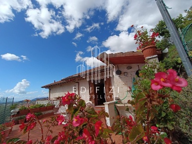 Foto Villa bifamiliare a Massa Centro di 118 m² con 4 locali in vendita