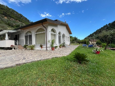 Foto Villa unifamiliare a Massa Mirteto di 140 m² con 7 locali in vendita