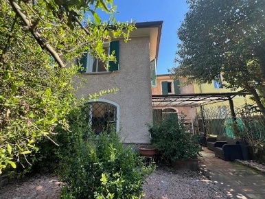 Foto Villa a schiera a Massa Rinchiostra - Quercioli di 170 m² con 7 locali