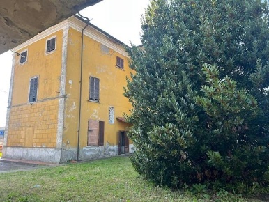Foto Villa a schiera a Massa Centro di 480 m² con 20 locali in vendita