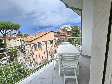 Foto Appartamento a Massa Marina di Massa Centro di 70 m² con 3 locali