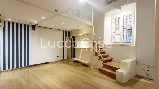 Foto Locale commerciale a Lucca Piazza Anfiteatro - Torre Guinigi di 51 m²