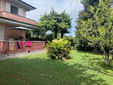 Foto Villa bifamiliare a Massa Bondano - Partaccia di 180 m² con 8 locali