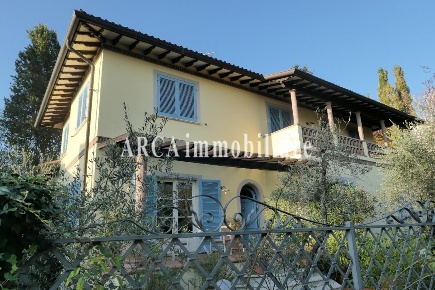 Foto Villa unifamiliare a Pietrasanta di 310 m² con 10 locali in vendita