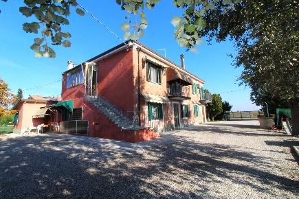 Foto Casa indipendente a Medicina di 403 m² con 12 locali in vendita