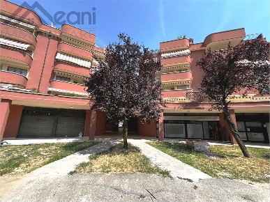 Foto Negozio in VIA FIZZONASCO, Pieve Emanuele di 105 m² con 3 locali