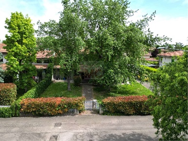 Foto Villa bifamiliare in via de gasperi  16, Scandiano Centro di 270 m²