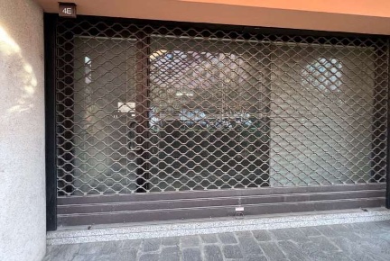 Foto Negozio in Via a. ramazzotti 4/E, Saronno di 92 m² con 2 locali