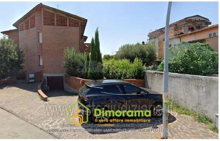 Foto Box a Pistoia di 266 m² con 10 locali in vendita