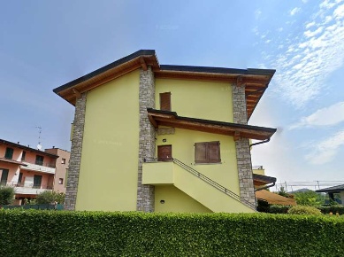 Foto Appartamento in Via Montanelli, Pedrengo Centro di 140 m² con 6 locali