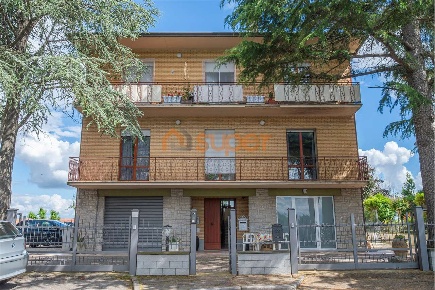 Foto Villa bifamiliare a Perugia di 260 m² con 10 locali in vendita