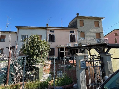 Foto Appartamento in Via Caselle 27, Guastalla di 130 m² con 7 locali