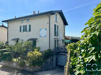 Foto Villa bifamiliare in via Chiavenna, Besozzo Centro di 160 m²