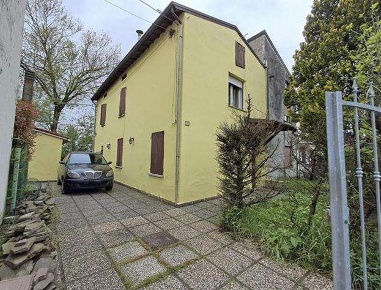 Foto Casa indipendente in Via Zecchiere 36, Guastalla di 255 m² in vendita