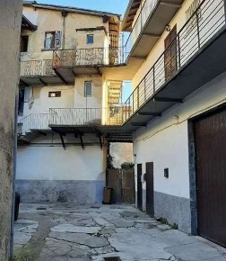 Foto Appartamento in Via G. Merzario 11, Asso Centro di 129 m² con 3 locali