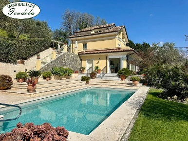 Foto Villa unifamiliare a Fosdinovo di 300 m² con 8 locali in vendita