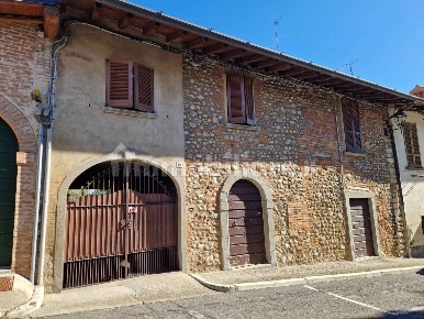 Foto Rustico in Via BALUCANTI 8, Erbusco Centro di 315 m² con 5 locali