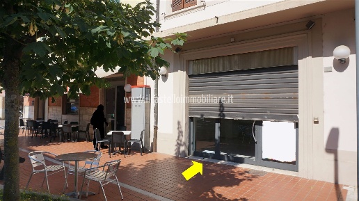 Foto Locale commerciale in via Michelangelo Buonarroti 39, Chiusi di 121 m²