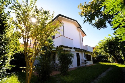 Foto Villa bifamiliare a Montignoso Cinquale di 120 m² con 7 locali