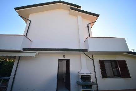 Foto Villa bifamiliare a Montignoso Cinquale di 120 m² con 7 locali