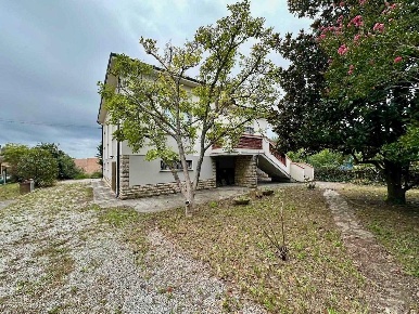 Foto Villa unifamiliare a San Giuliano Terme di 170 m² con 8 locali