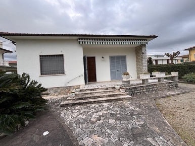 Foto Villa unifamiliare a Camaiore Lido di Camaiore di 125 m² con 4 locali
