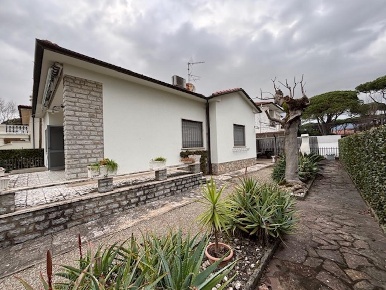 Foto Villa unifamiliare a Camaiore Lido di Camaiore di 125 m² con 4 locali