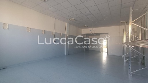 Foto Capannone industriale a Lucca Santissima Annunziata di 320 m²