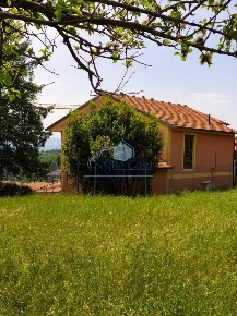 Foto Villa unifamiliare a Sarzana Centro di 250 m² con 10 locali in vendita