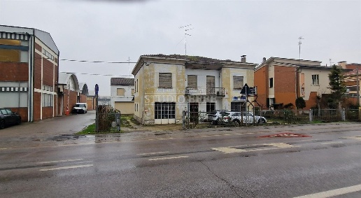 Foto Case semi ndipendenti a Bagnacavallo Centro di 206 m² con 8 locali