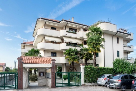 Foto Appartamento in via san carlo, Bareggio di 79 m² con 2 locali