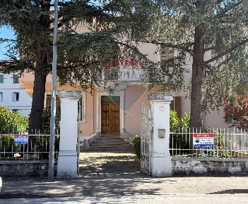 Foto Villa a schiera in viale Zonghi, Fabriano Centro di 260 m² in vendita