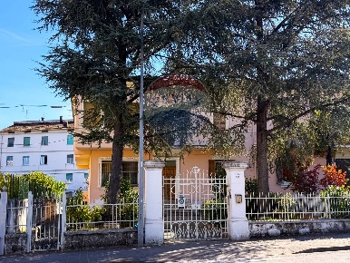 Foto Villa a schiera in viale Zonghi, Fabriano Centro di 260 m² in vendita