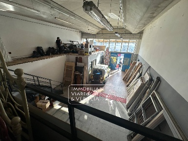 Foto Magazzino in vi delle Bocchette, Camaiore Capezzano Pianore di 210 m²