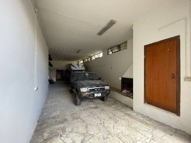 Foto Box a Ascoli Piceno di 107 m² con 3 locali in vendita