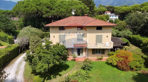 Foto Villa singola a Massa Ronchi - Poveromo di 495 m² con 10 locali