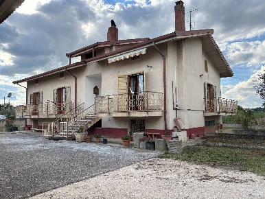 Foto Case semi ndipendenti in via tinelle, Calvi di 250 m² con 7 locali